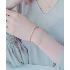 バングルで存在感を