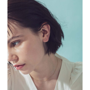 華奢なピアスで上品で愛らしい印象に