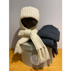 マフラー付きのフライトキャップ風ニット♣️