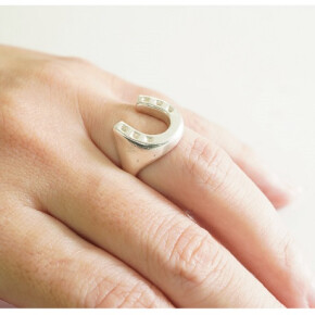 幸運のシンボル馬蹄モチーフリング