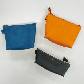 ワンポイント刺繍が可愛いレザーポーチ