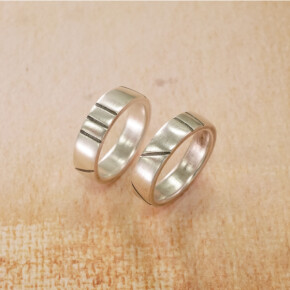 個性が光る！ブラックラインリング