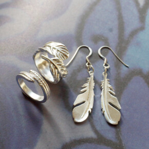 フェザーモチーフのシルバーアクセサリー