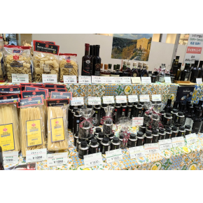 正面催事場【カーザアデーレ】シチリア島オリーブオイル