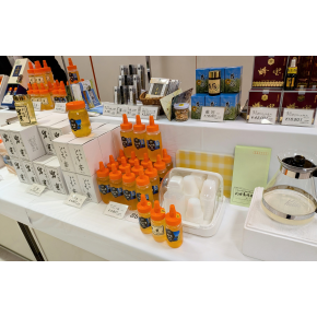 正面催事場【沢田養蜂場】天然十和田アカシア蜜