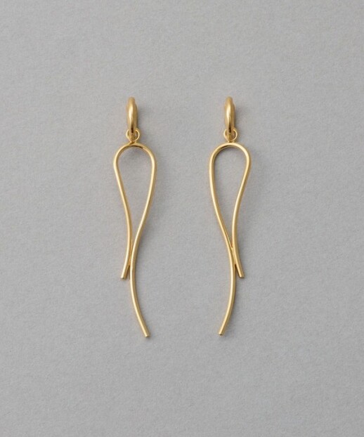 360°どこからも、美しいラインを見せるイヤリング