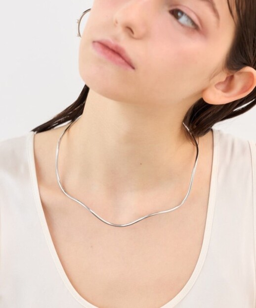 先端にあしらった華奢なサイズのパールが、遊び心のあるデザインに上品なニュアンスを添えます