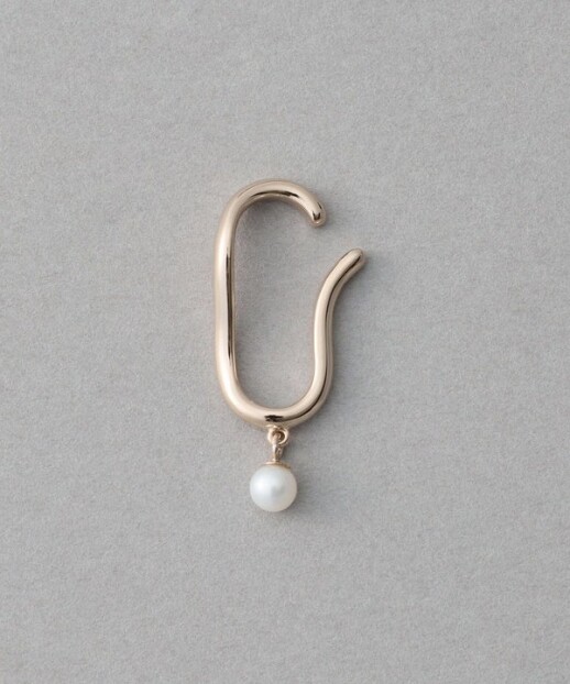 パールに向かって流れるようなラインを、やわらかなボリュームを持って描くデザイン