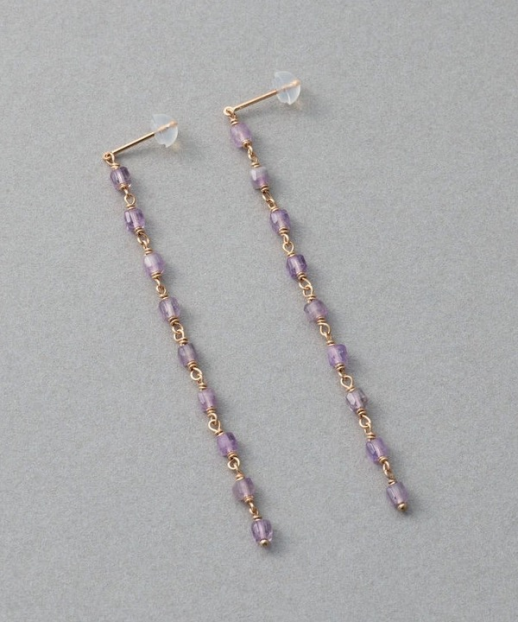 ロングシルエットならではの大胆な揺れ感が目を惹き、スタイリングに大人の女性らしさをプラス