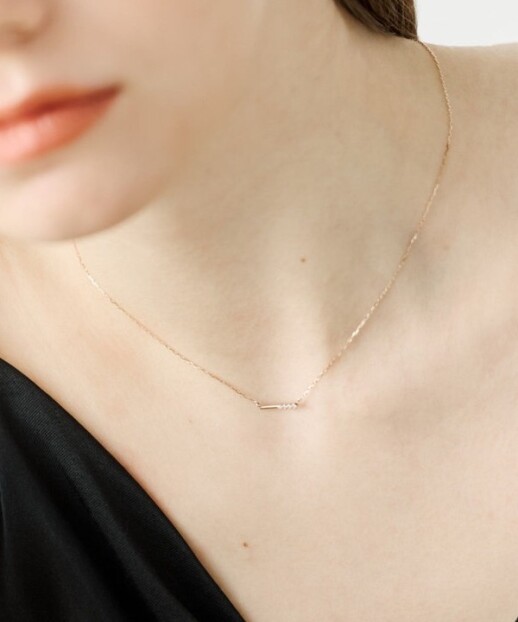 ダイヤモンドを片側にセッティングし、抜け感をつくったネックレス