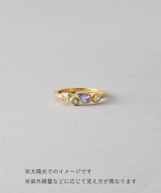 自然光の下では異なる表情を見せるリング
