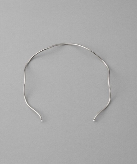 先端にあしらった華奢なサイズのパールが、遊び心のあるデザインに上品なニュアンスを添えます