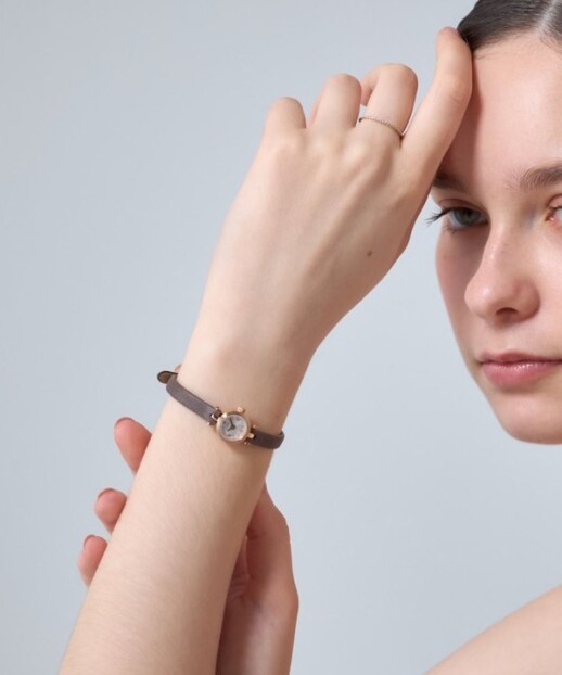 ケース・文字盤・バンドを同系色で統一し、洗練された仕上がりに