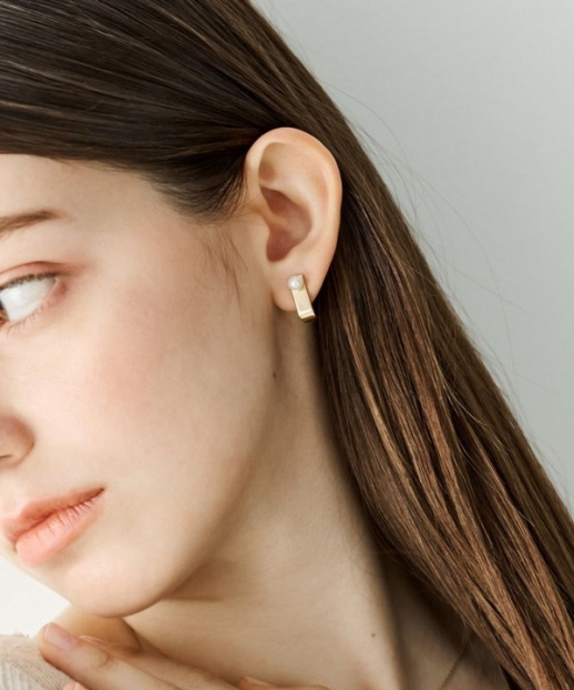 程よいボリューム感の縦ラインで顔周りをすっきり見せ、パールが華やかさを添えるピアス
