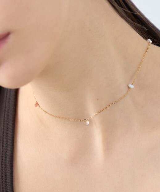 レインボーカラーの異なるカット・種類の天然石をあしらい、遊び心とこなれ感のある仕上がりに