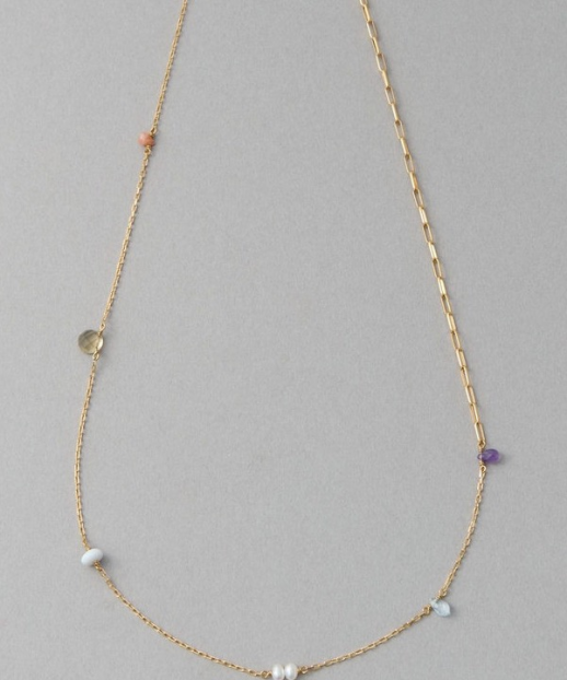 レインボーカラーの異なるカット・種類の天然石をあしらい、遊び心とこなれ感のある仕上がりに