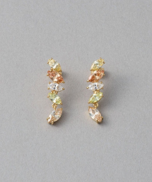 マーキスカットのビジューをあしらったピアス。縦ラインのデザインで、お顔回りをすっきりと見せるシルエット。