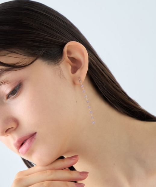 ロングシルエットならではの大胆な揺れ感が目を惹き、スタイリングに大人の女性らしさをプラス