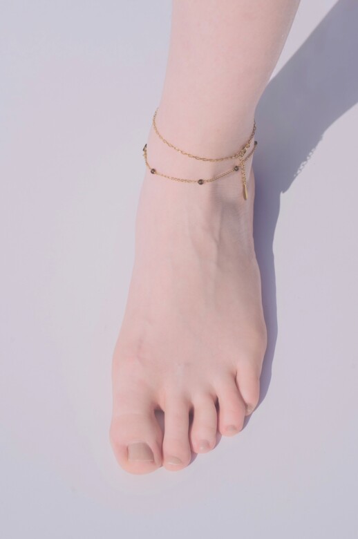 足元を彩るアンクレット