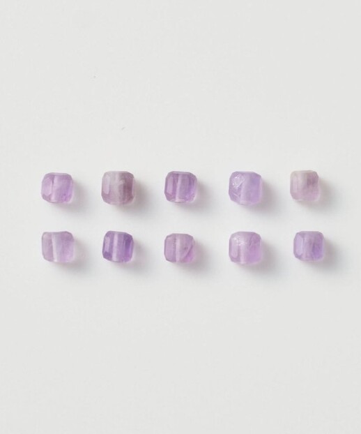 ロングシルエットならではの大胆な揺れ感が目を惹き、スタイリングに大人の女性らしさをプラス