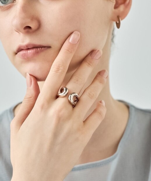 タイトなラインからボリュームのあるシルエットへ、グラデーション状の変化を見せるリング