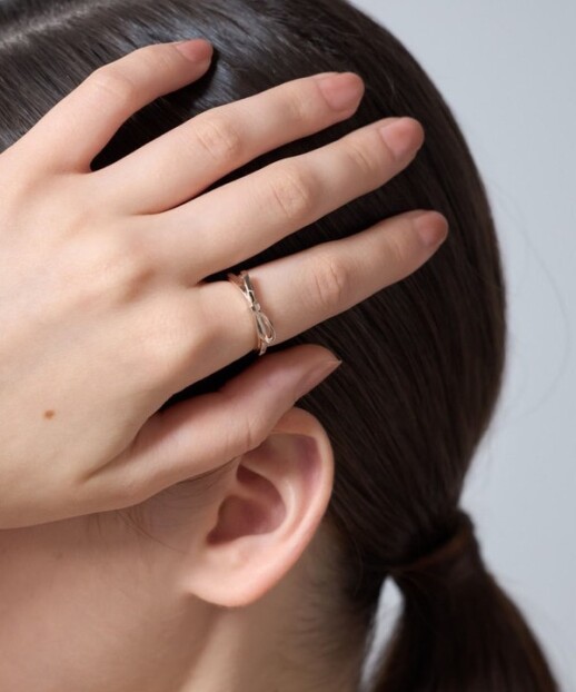 どの角度から見てもリボンの形が美しいリング