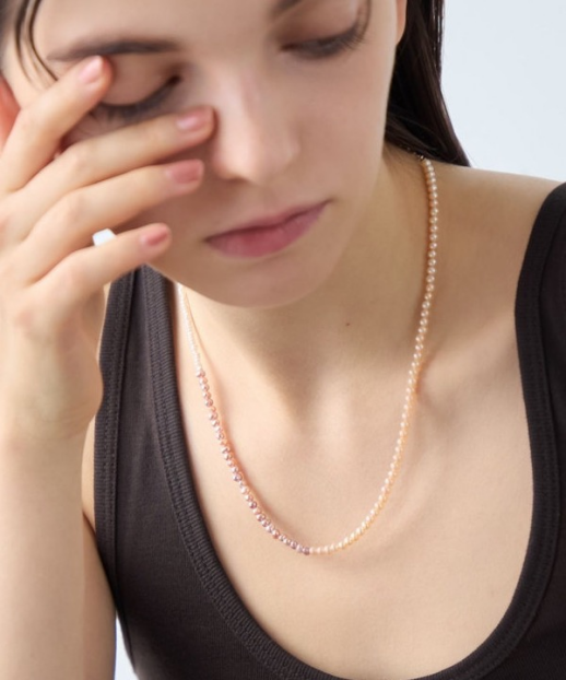 ピンクやオレンジの明るいトーンで、多幸感のある表情を引き出してくれます