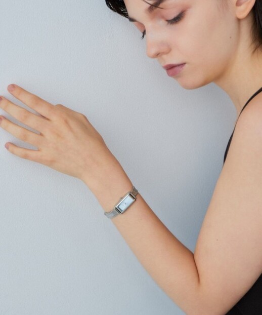  メタリックな光沢感をもつ繊細な編み込みのベルトで、軽やかで抜け感のある印象に。