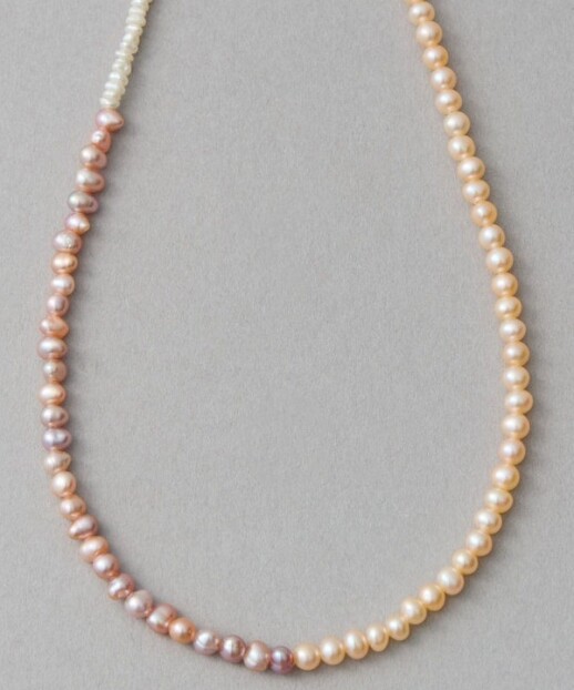 ピンクやオレンジの明るいトーンで、多幸感のある表情を引き出してくれます