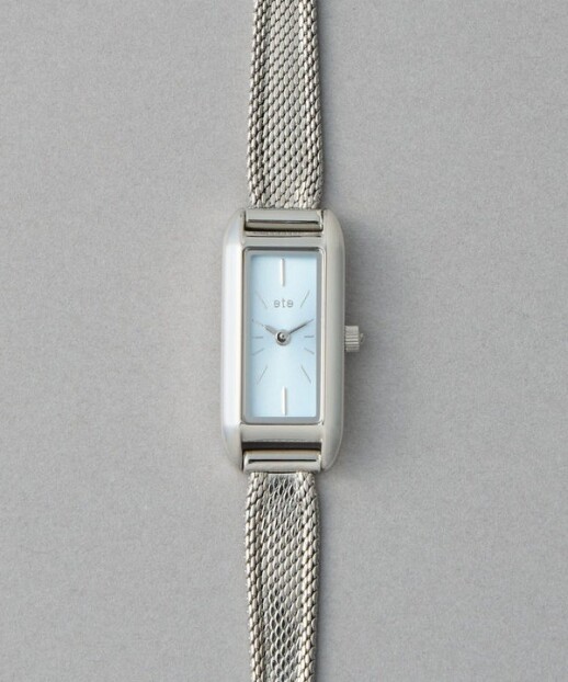  メタリックな光沢感をもつ繊細な編み込みのベルトで、軽やかで抜け感のある印象に。