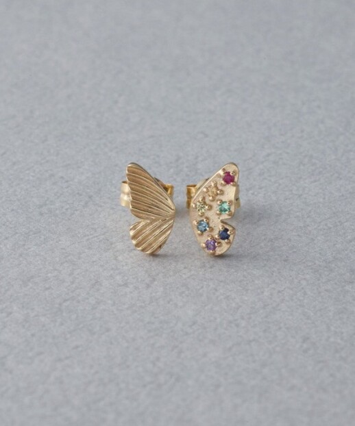 美しく変容する蝶をイメージしたピアス