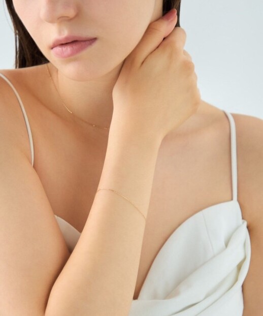 シーズンやシーンを問わず活躍する、シンプルでさりげなくも存在感のあるスキンジュエリー