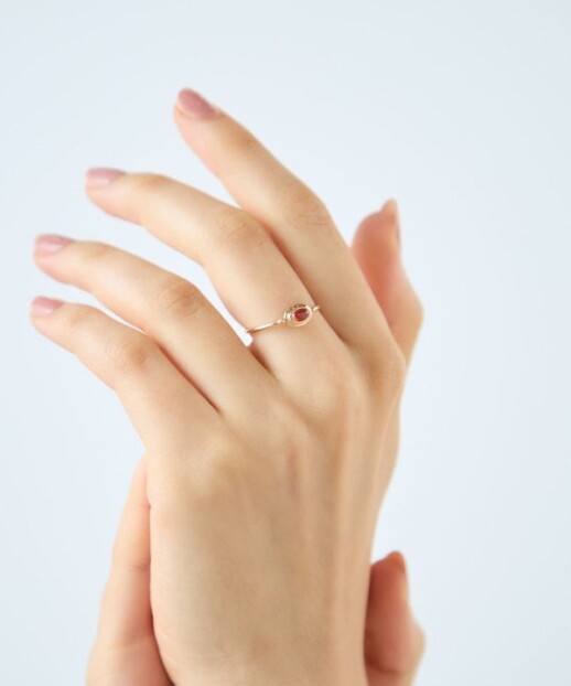 カボションカットを施したガーネットが、つややかで瑞々しい表情を見せるリング