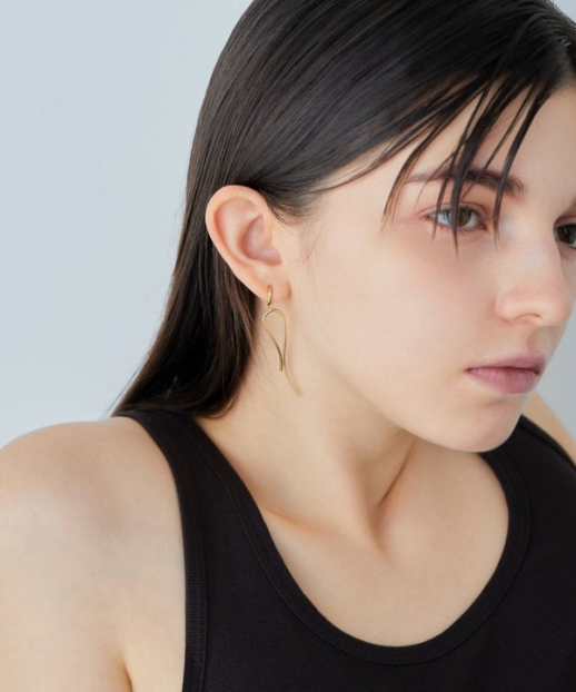 360°どこからも、美しいラインを見せるイヤリング
