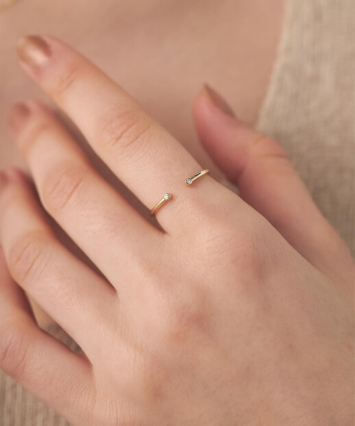 ダイヤ 2 粒が指をハグするミニマムなデザインのリング