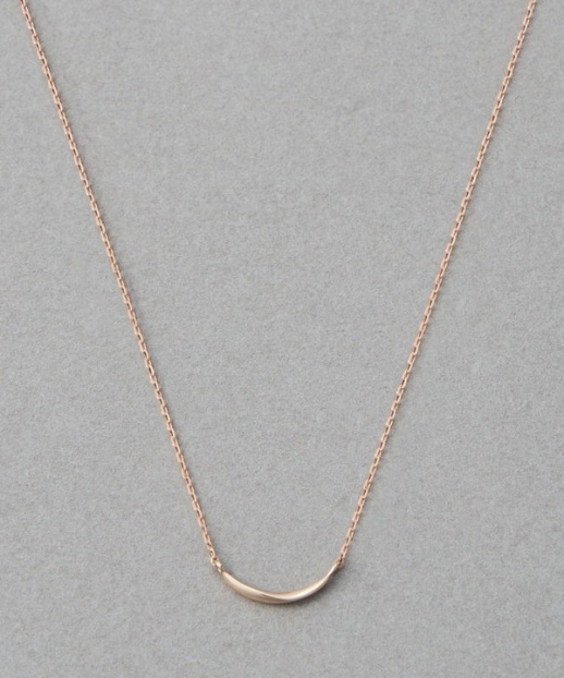 やわらかでありながらも凛とした佇まいを見せ、ツイストするラインが軽やかで大人の遊び心を添えます