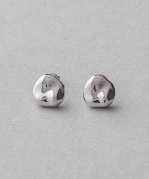 ぷっくりとしたシルエットとクラフト感のあるピアス