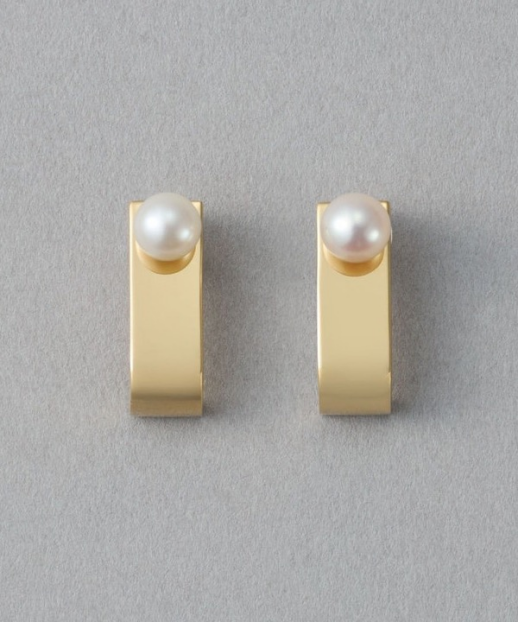 程よいボリューム感の縦ラインで顔周りをすっきり見せ、パールが華やかさを添えるピアス