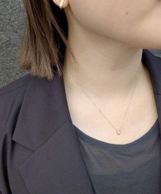 お守りジュエリーとして毎日身に着けやすいように、他のアイテムとのバランスを考えたミニマムなサイズ感に