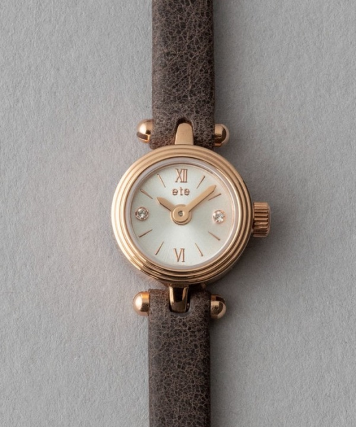 ケース・文字盤・バンドを同系色で統一し、洗練された仕上がりに