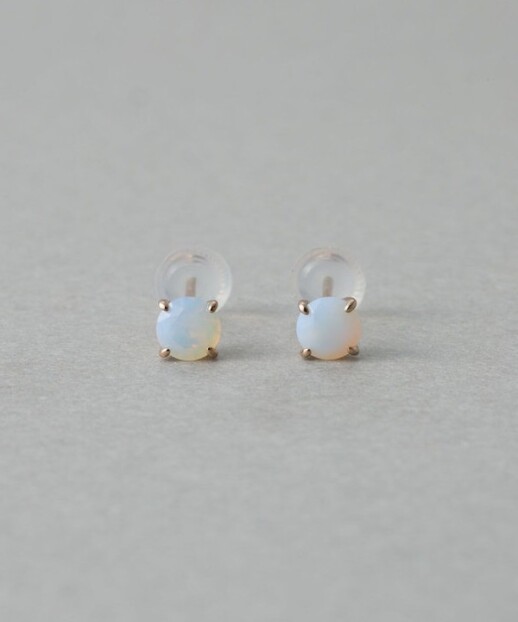 肌なじみのいいカラーから、スタイリングのポイントになるカラーまで取り揃えたスタッドピアス