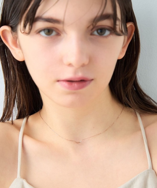 やわらかでありながらも凛とした佇まいを見せ、ツイストするラインが軽やかで大人の遊び心を添えます