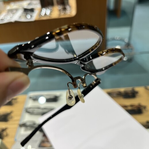 【跳ね上げ】手元が見づらい方や、サングラス向けの眼鏡フレーム