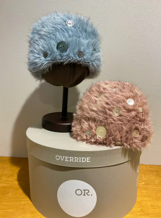 ボタンがアクセントのニットワッチ✨