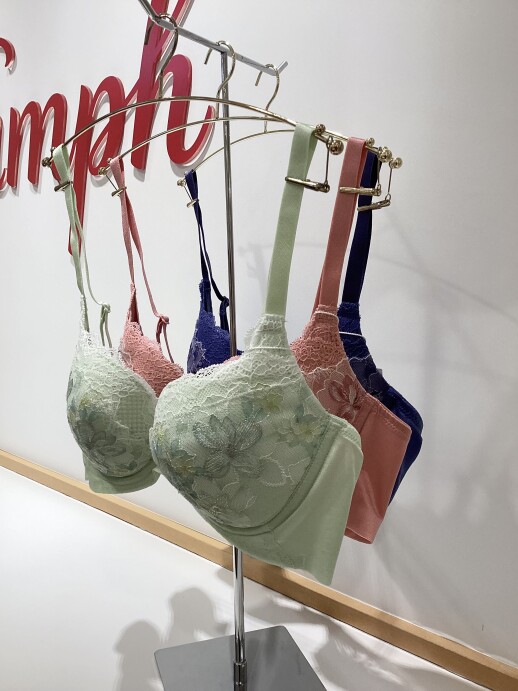 魔法のハリ感🌟新色入荷