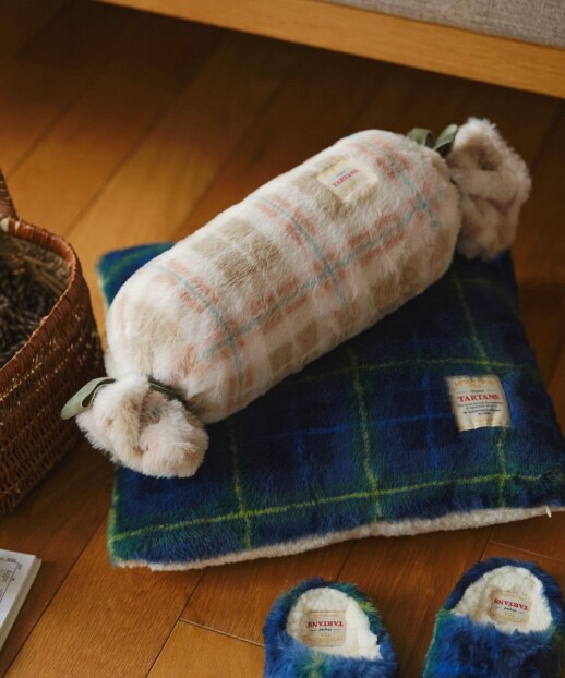 アフタヌーンティーオリジナルのチェック柄を使用したボルスタークッション♪