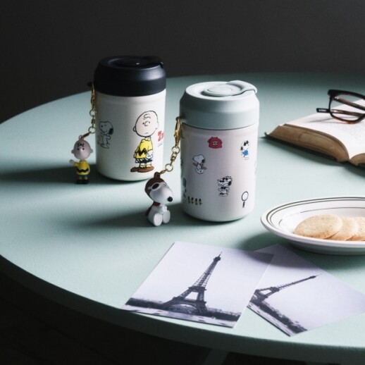 歴代のコスチュームを着たスヌーピーアイテムが大集合!