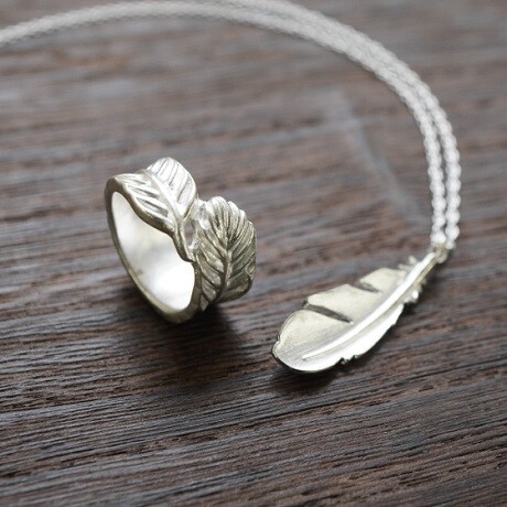 フェザーモチーフのシルバーアクセサリー