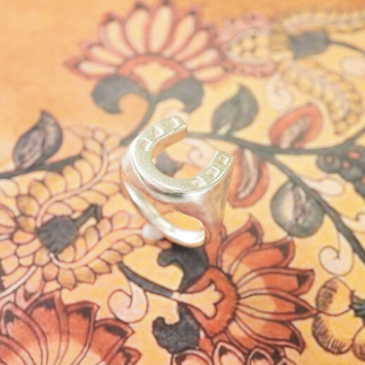 幸運のシンボル馬蹄モチーフリング