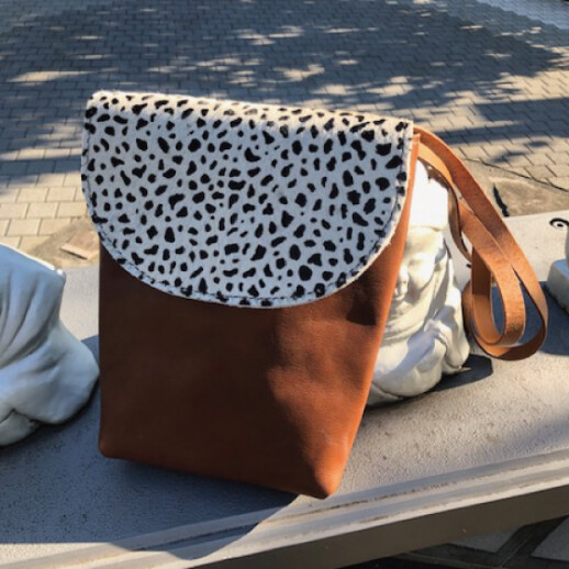 毛皮プリントフラップのショルダーバッグ